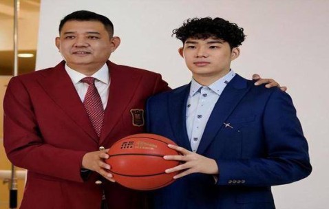 爱游戏-莱万多夫斯基新星晋级下一阶段表现突出，掘金前途光明！