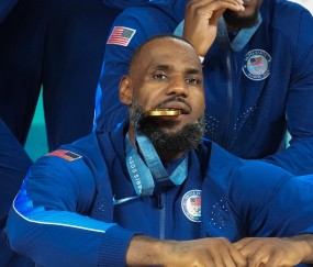 爱游戏-詹姆斯迎来七赛季出色发挥，独行侠观众热烈欢呼！比赛高潮迭起的简单介绍