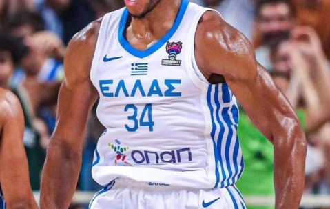 爱游戏-包含字母哥回归赛场，高光表现首场状态亮眼，TL观众沸腾！的词条